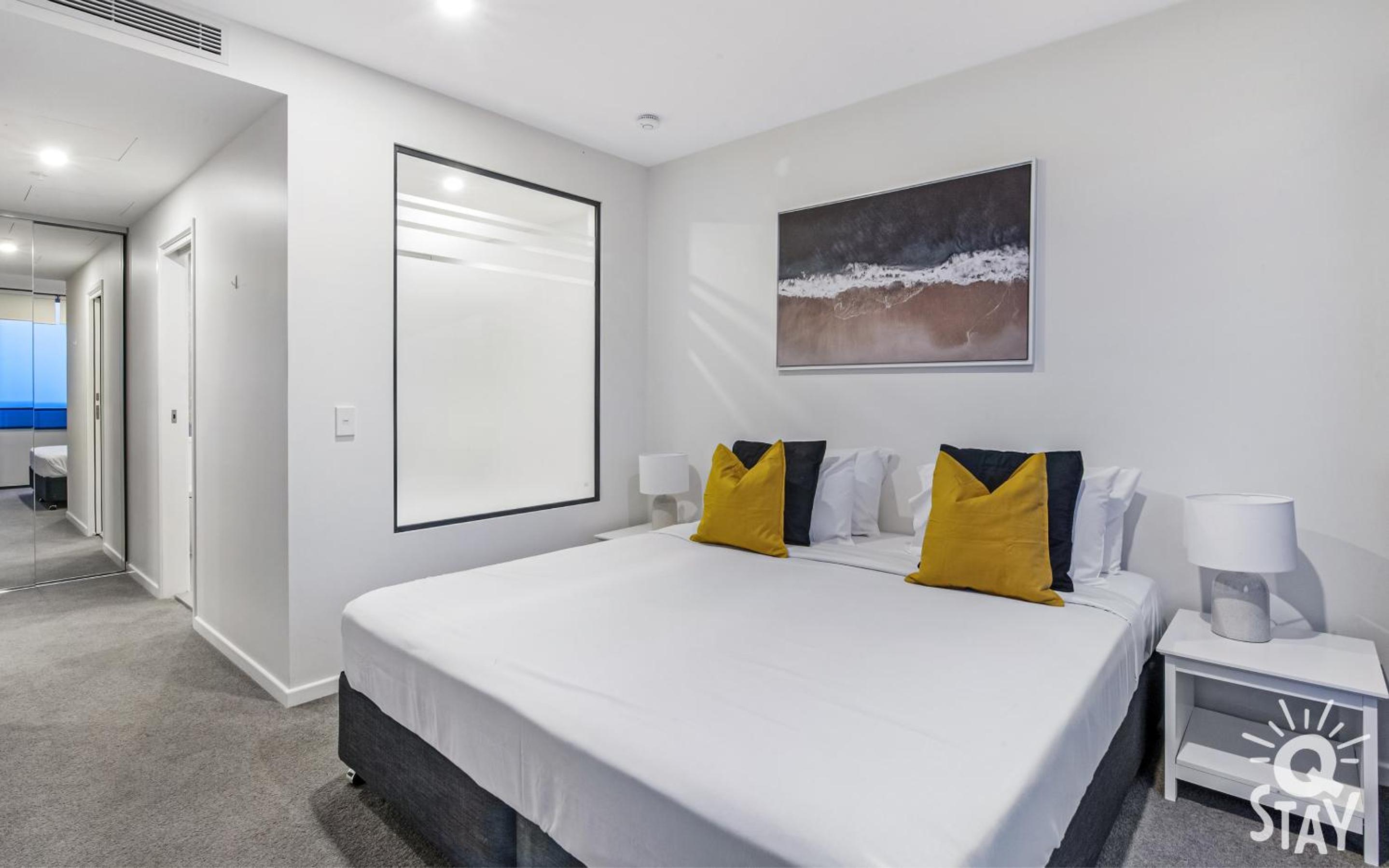 Ruby - 3 Bedroom Family Apartment with Views!