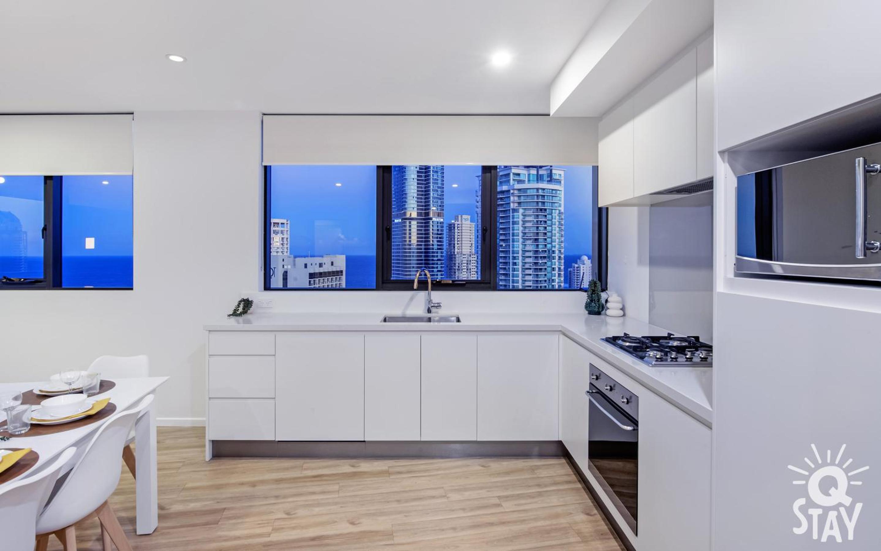 Ruby - 3 Bedroom Family Apartment with Views!