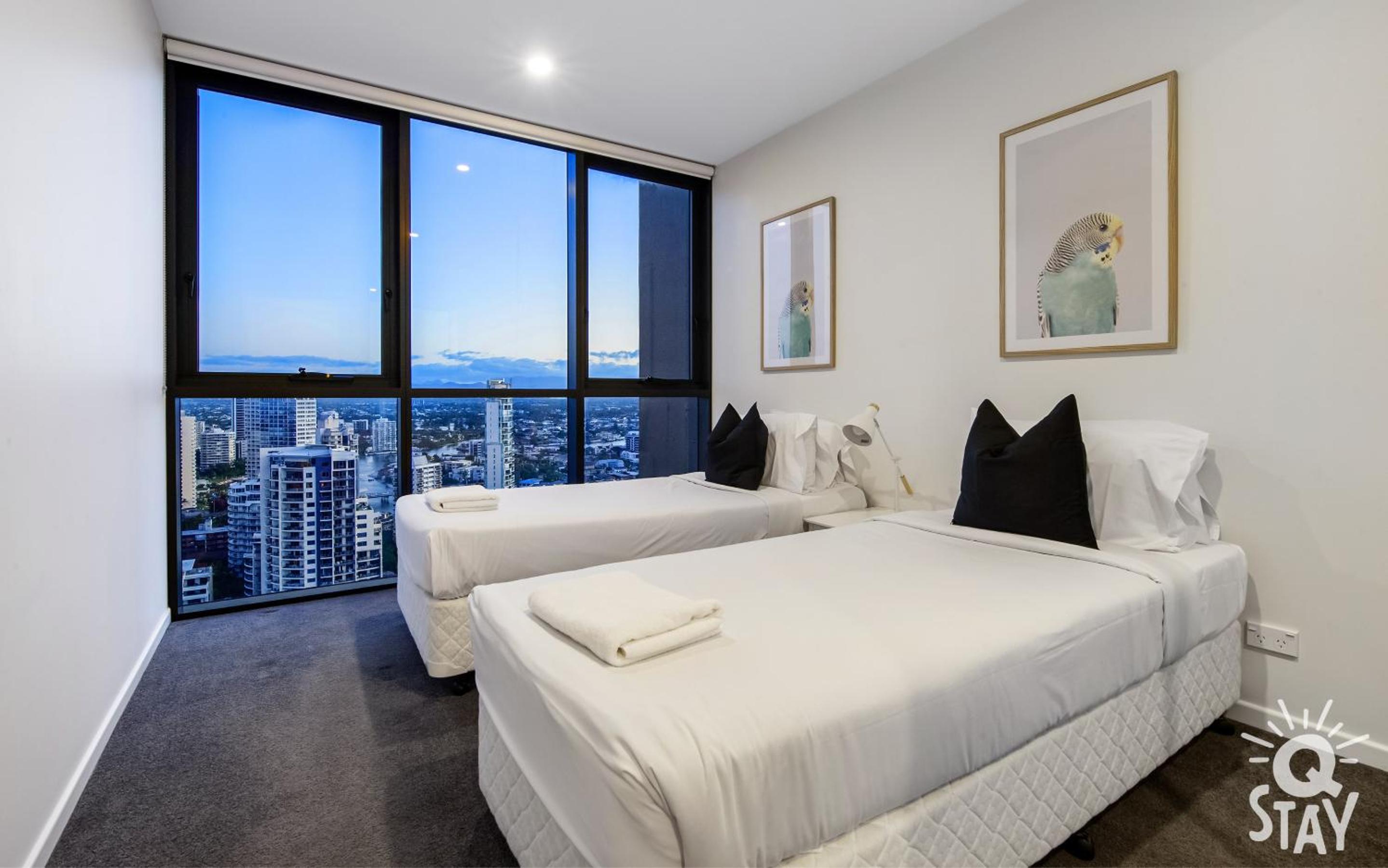 Ruby - 3 Bedroom Family Apartment with Views!