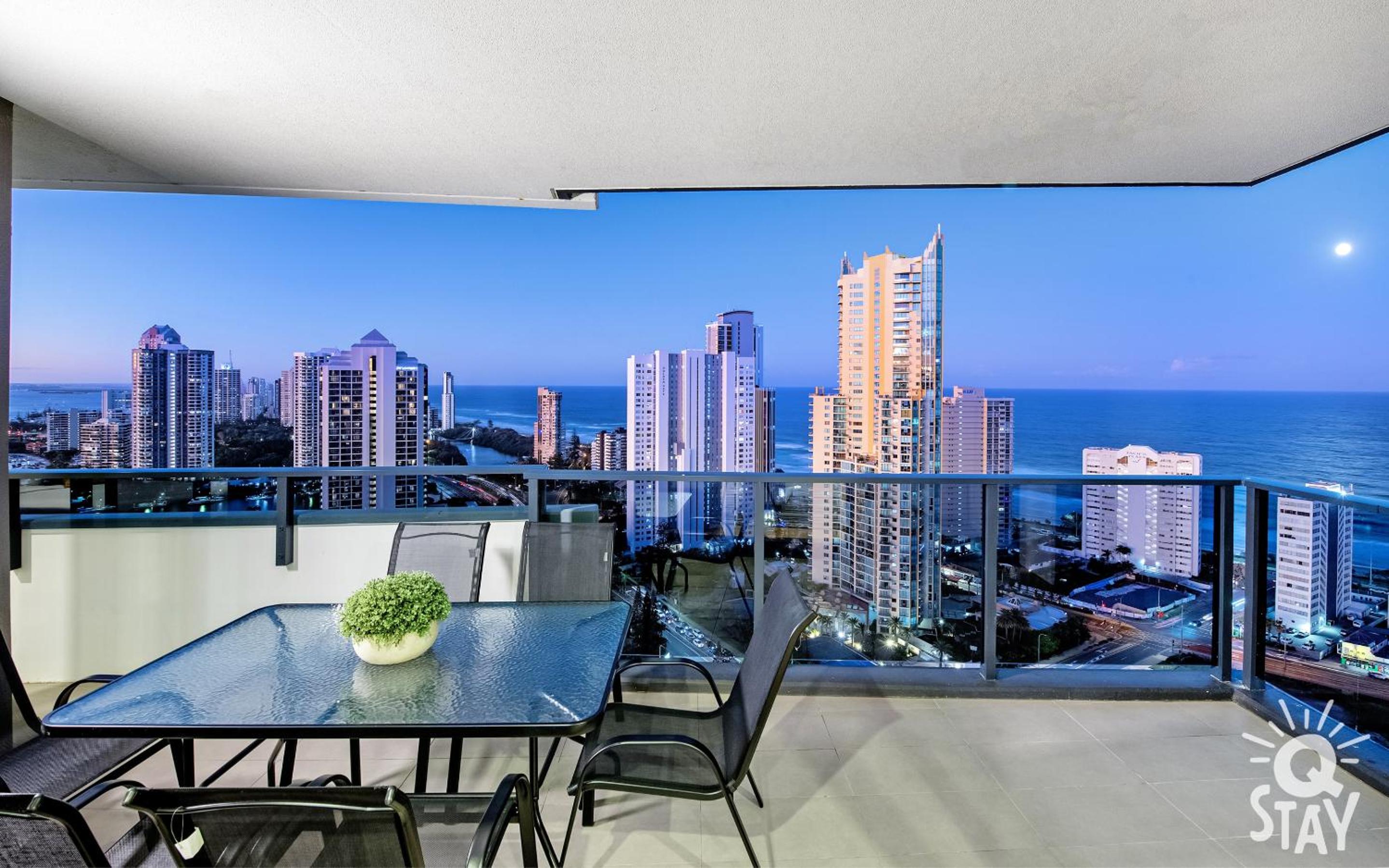 Ruby - 3 Bedroom Family Apartment with Views!
