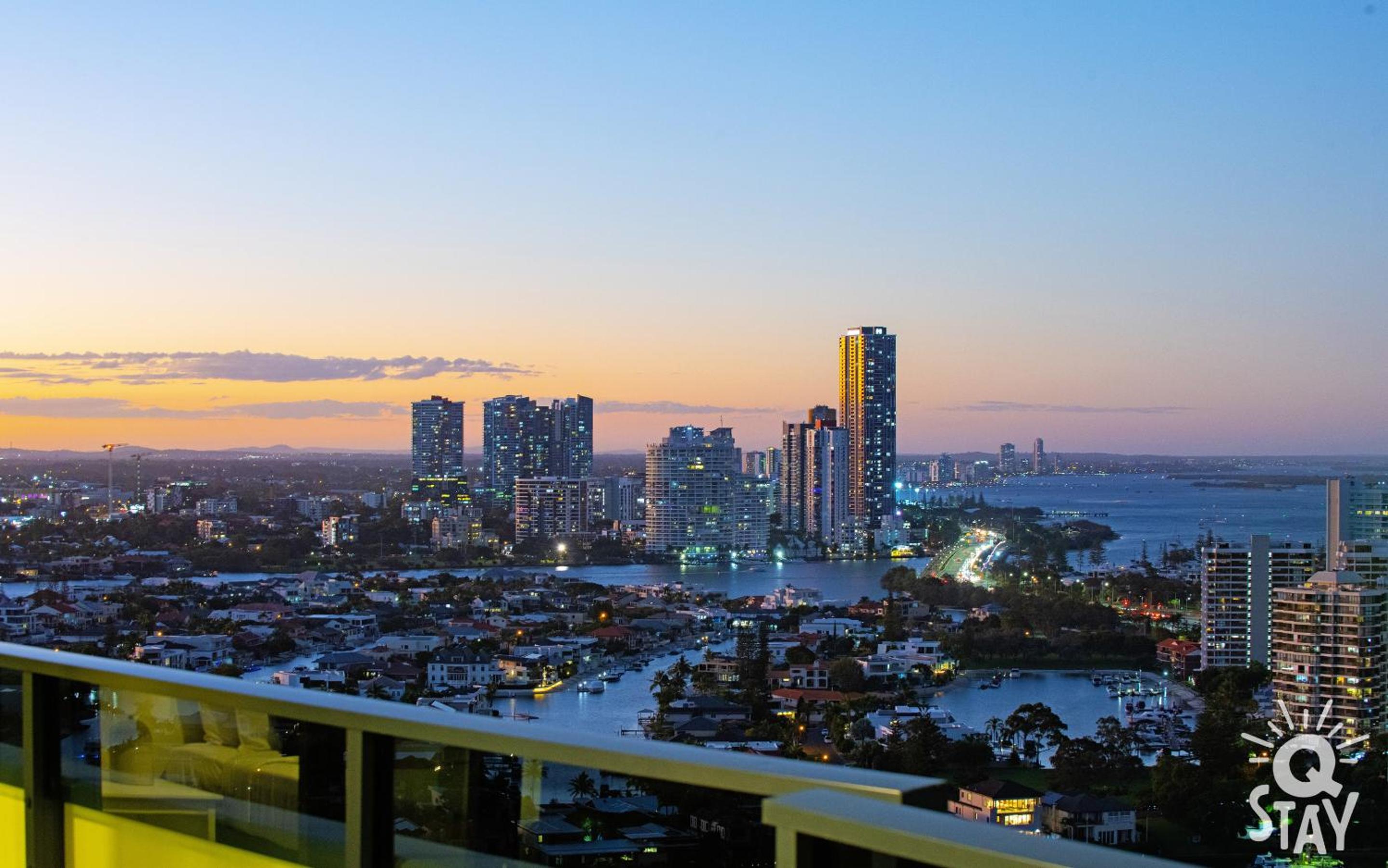 Ruby - 3 Bedroom Family Apartment with Views!