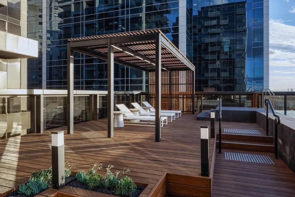 Centrally Located Modern Loft w Free Parking, Infinity Pool, Workspace