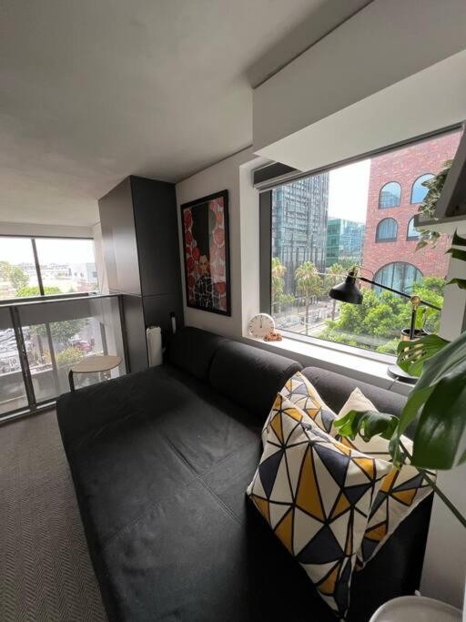 Centrally Located Modern Loft w Free Parking, Infinity Pool, Workspace