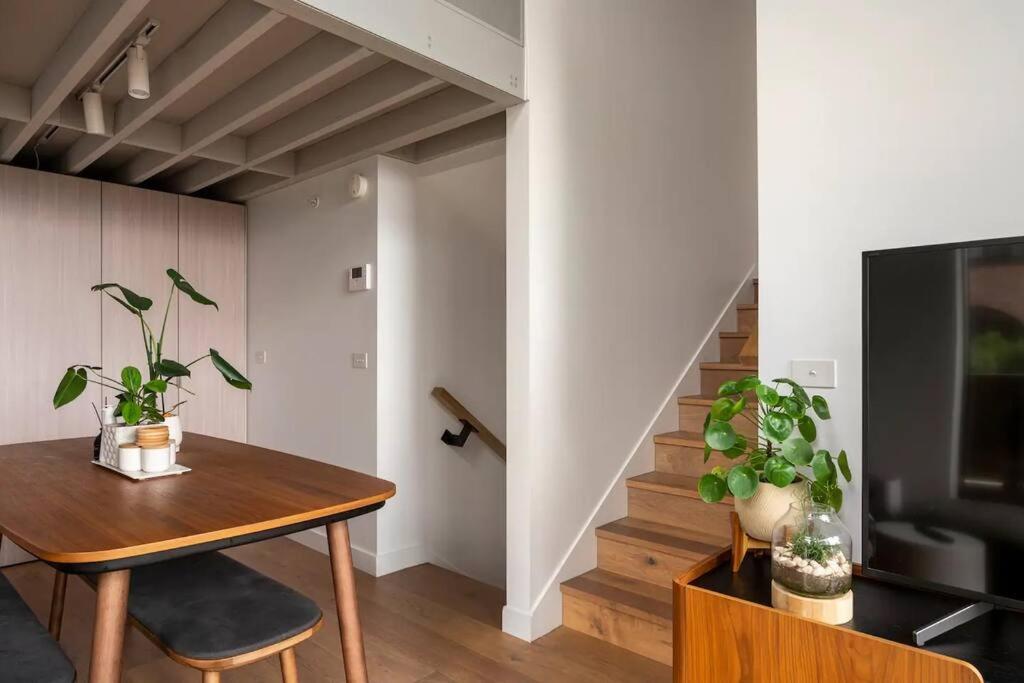 Centrally Located Modern Loft w Free Parking, Infinity Pool, Workspace