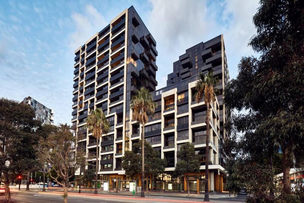 Centrally Located Modern Loft w Free Parking, Infinity Pool, Workspace