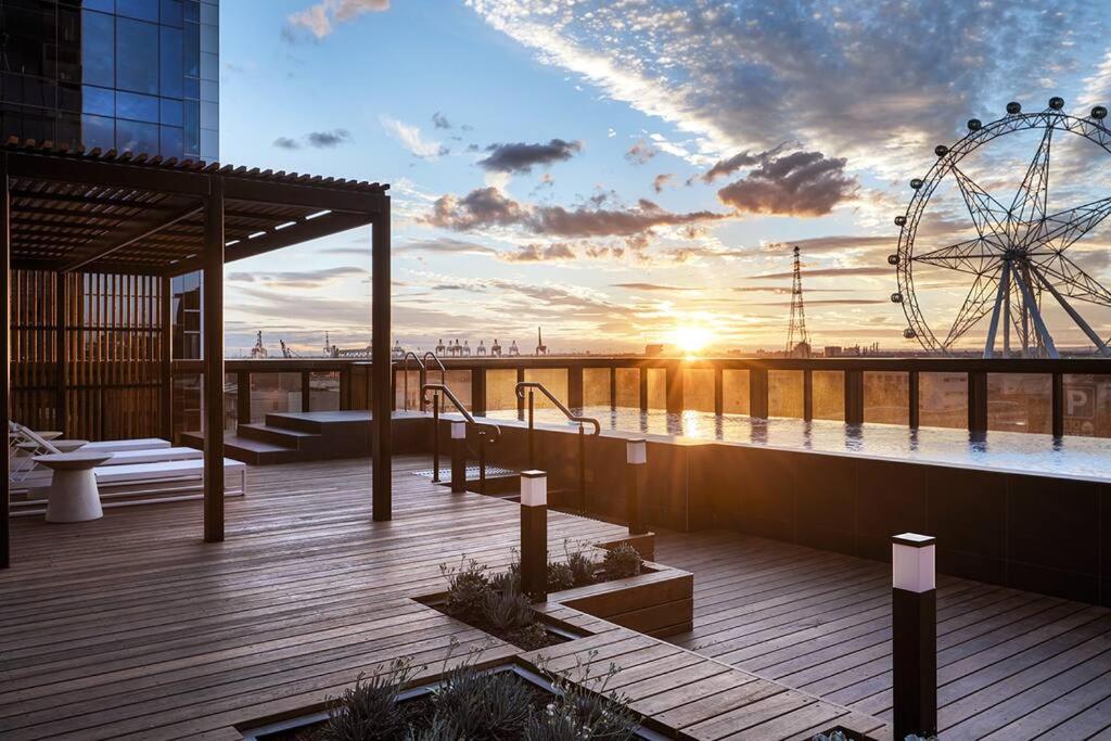 Centrally Located Modern Loft w Free Parking, Infinity Pool, Workspace