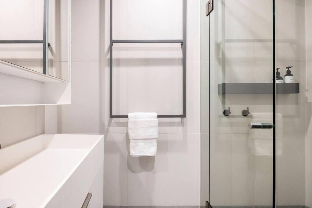 Centrally Located Modern Loft w Free Parking, Infinity Pool, Workspace
