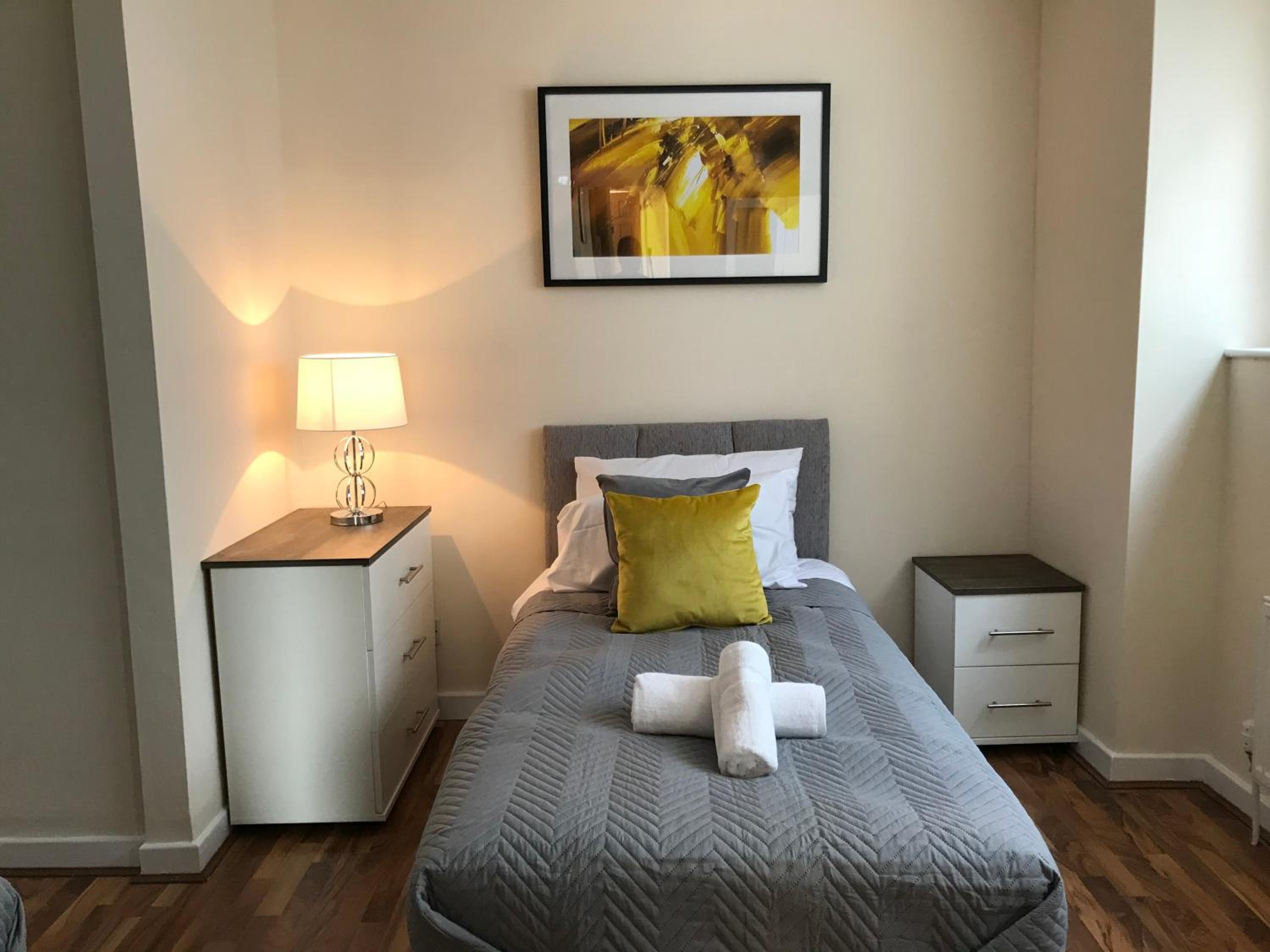 Modern 2bed close to the Promenade & Theatre view 2