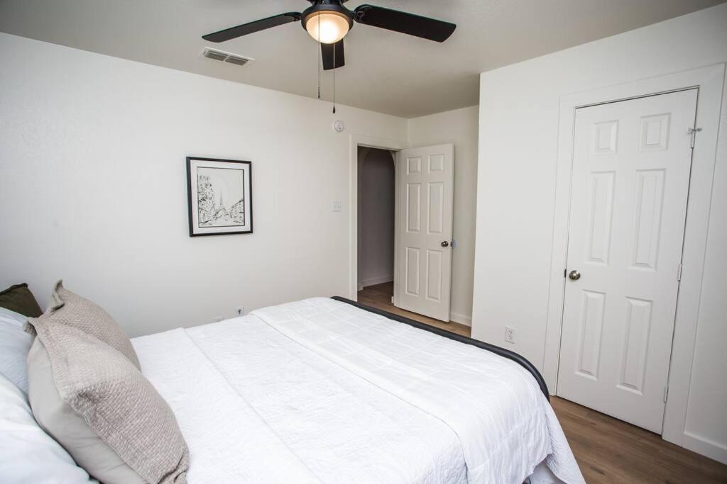 Hotel 7 beds Relax by Texas Tech & Hospitals Sleeps 10 - Image 1