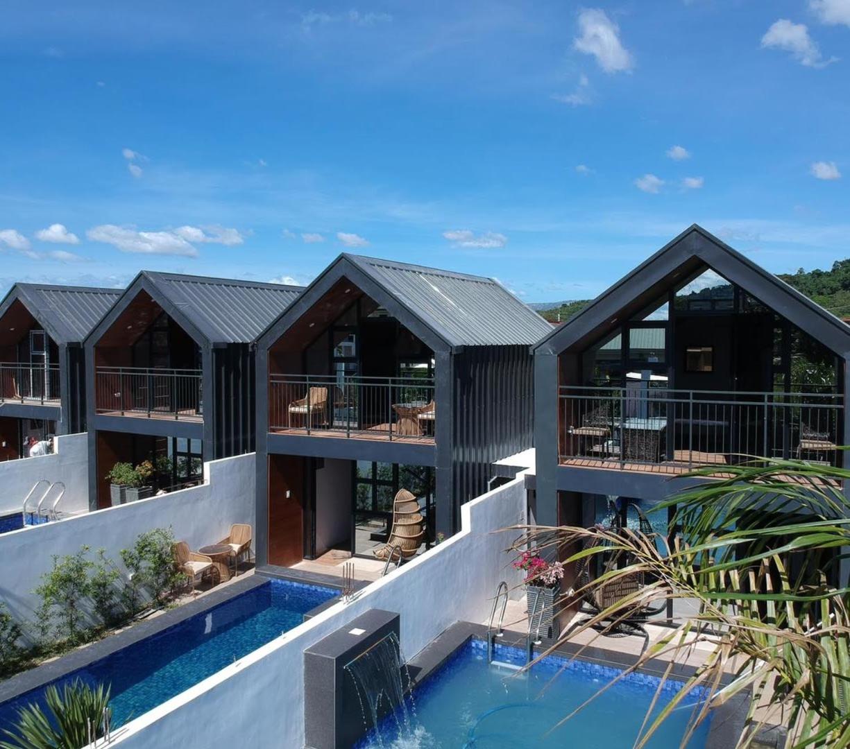 Hidden Haven Subic Villa w/ Infinity Pool view 4