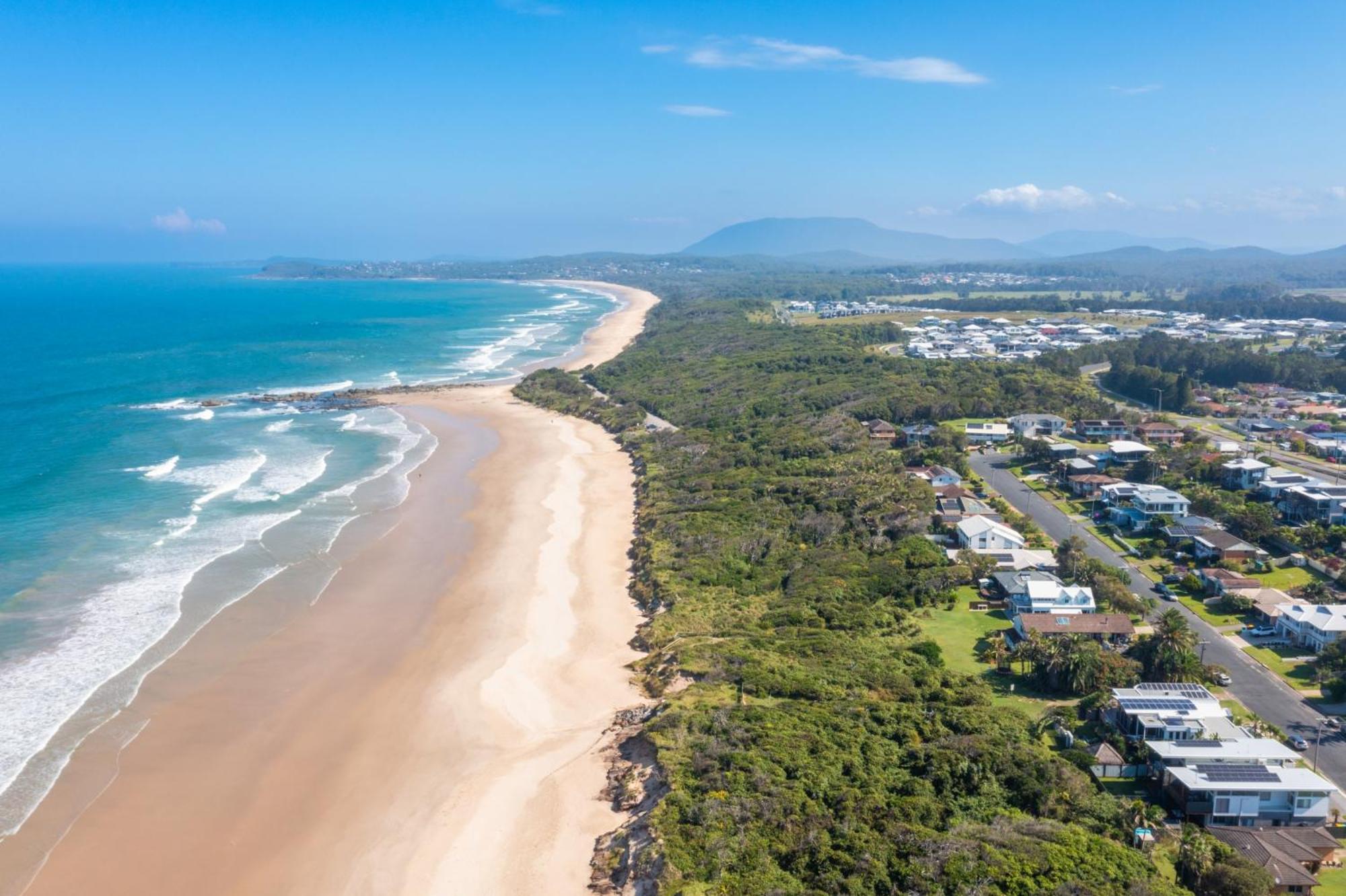 The Vibe Beach House - direct beach access, spa