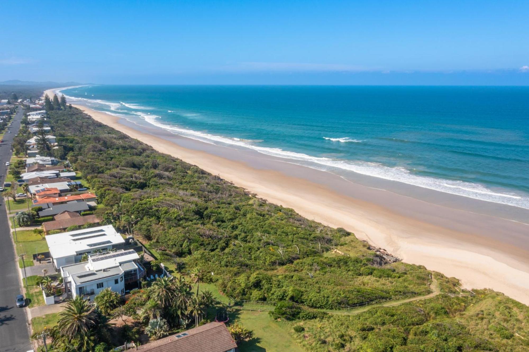 The Vibe Beach House - direct beach access, spa