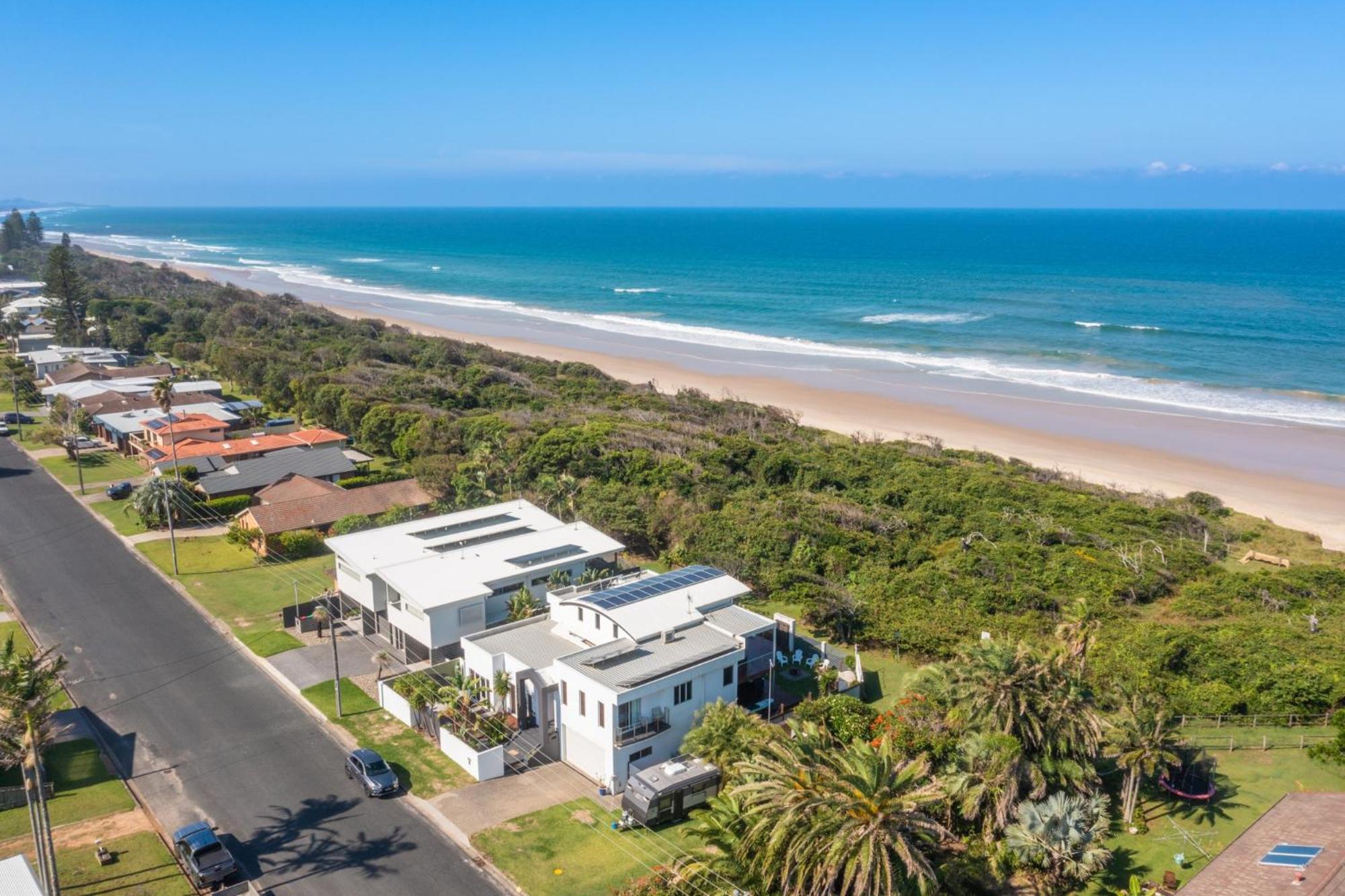 The Vibe Beach House - direct beach access, spa
