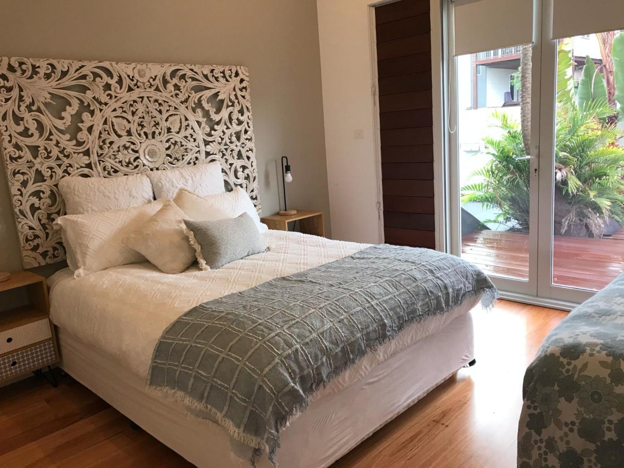 The Vibe Beach House - direct beach access, spa