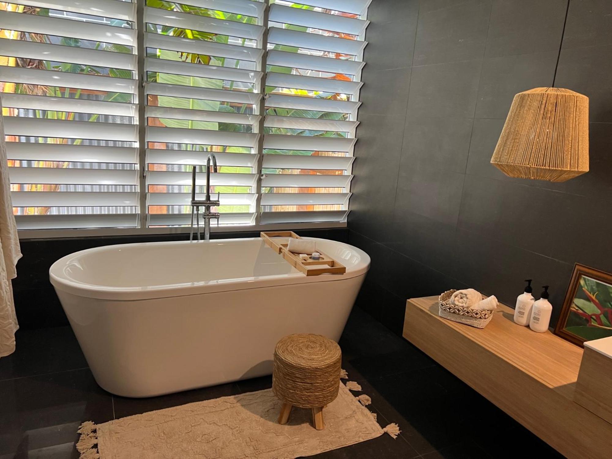 The Vibe Beach House - direct beach access, spa