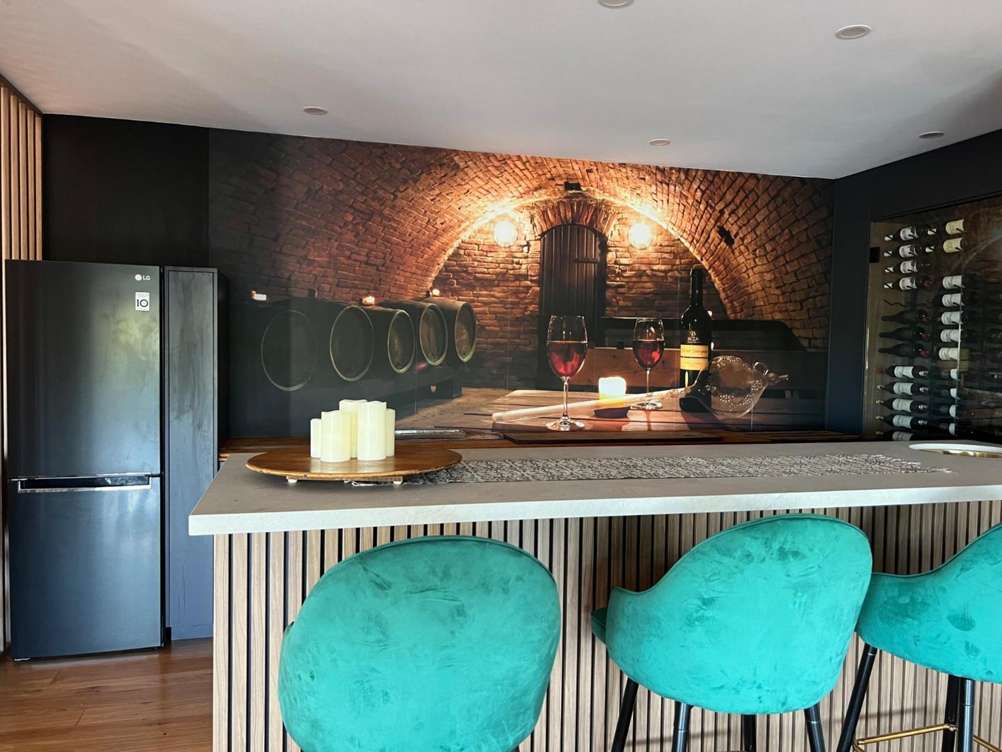 The Vibe Beach House - direct beach access, spa