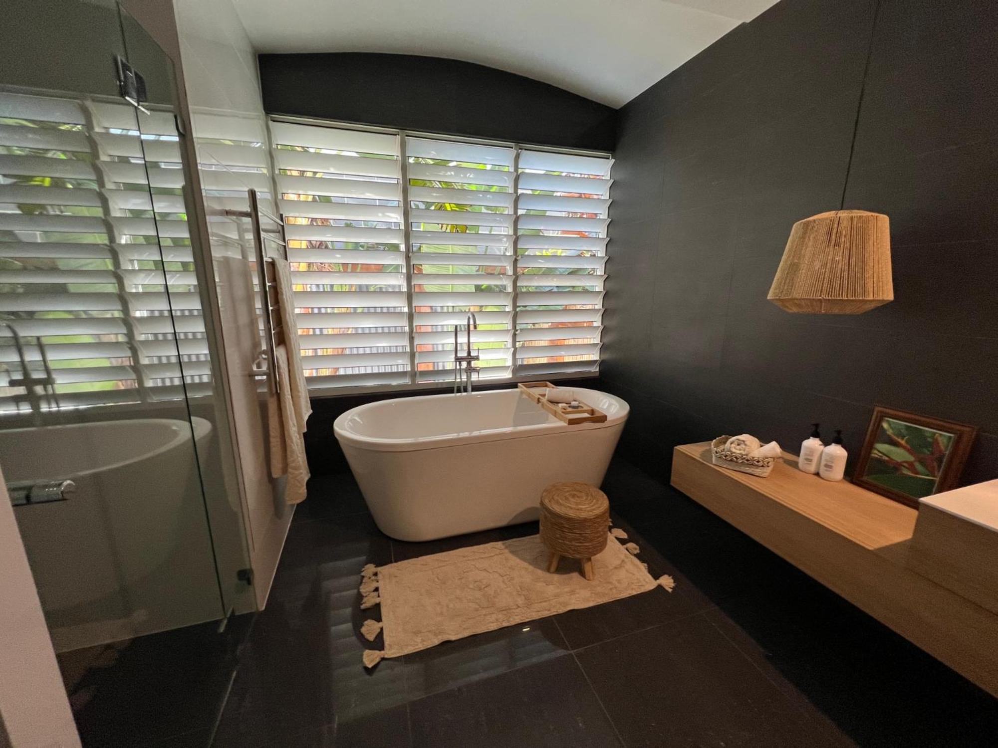 The Vibe Beach House - direct beach access, spa
