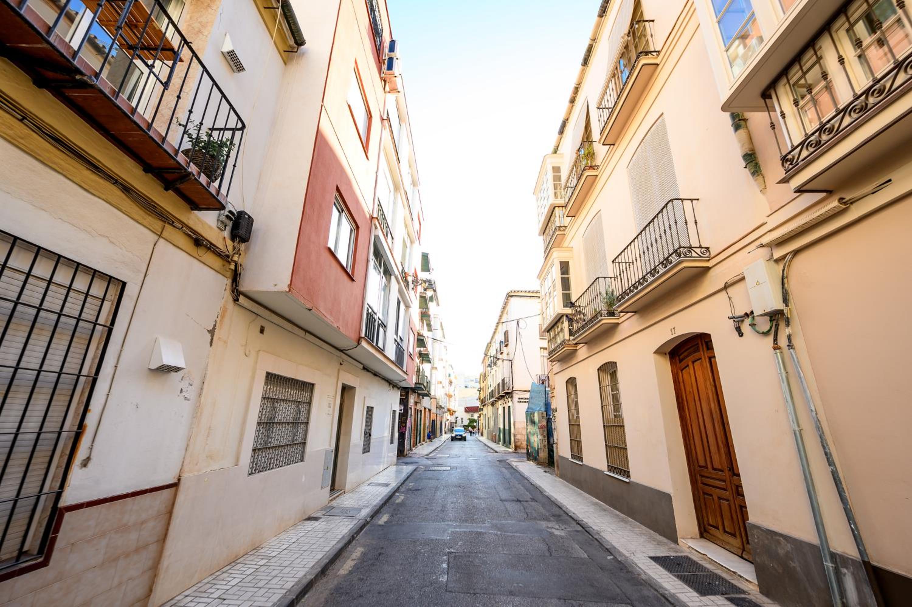 Modern 3 bedroom, city center with patio & high ceilings by 10ToSea