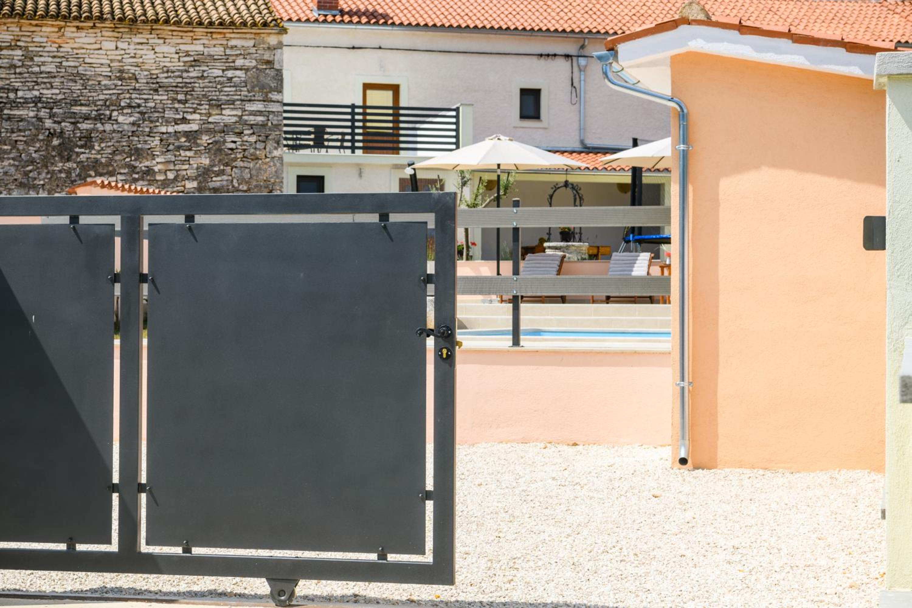 House Angela with private pool, private parking, wi-fi and fully fenced garden - WiiBuk view 5