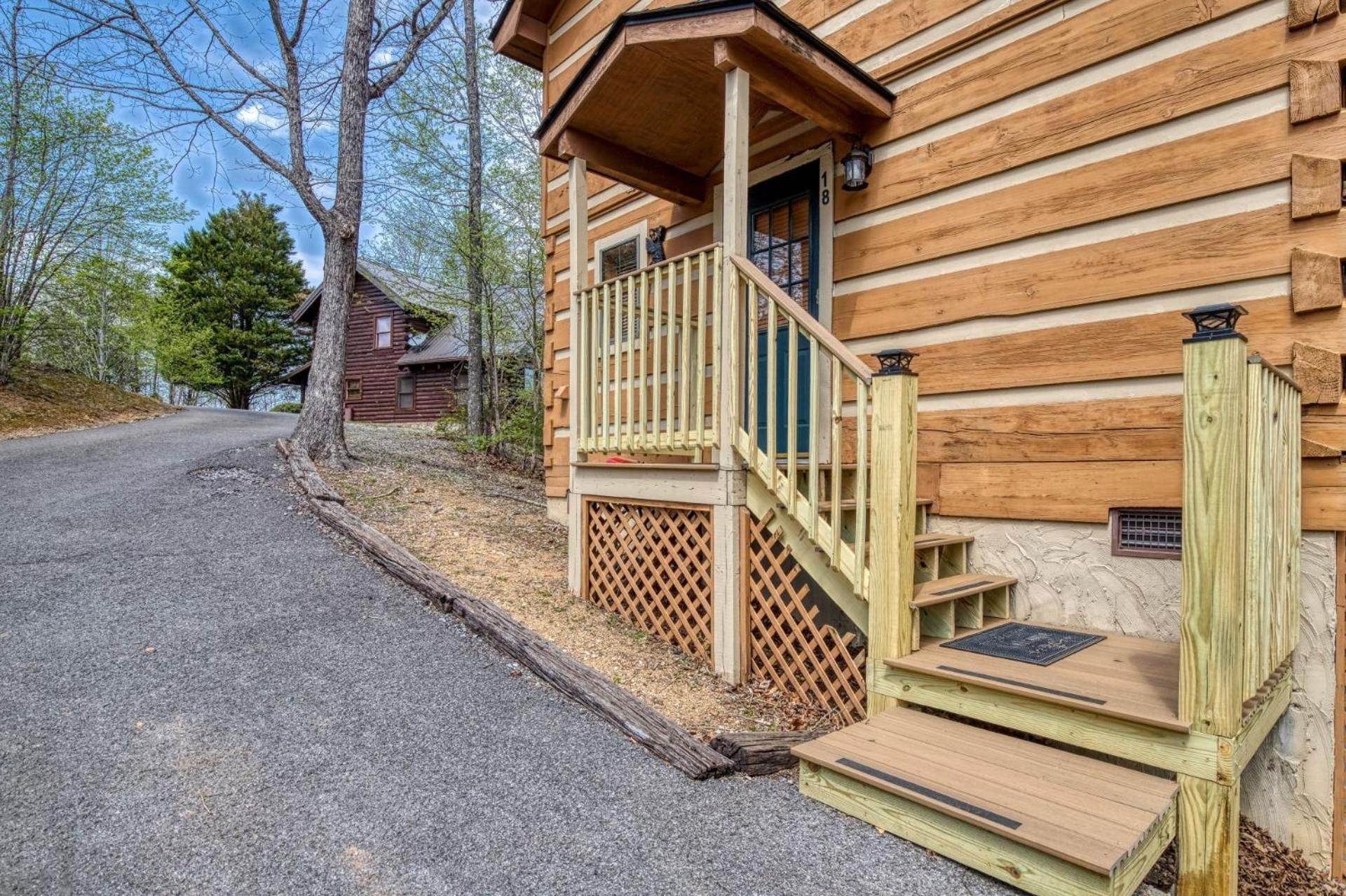 ER18 - The Lazy Bear View - Great location - Close to town! cabin view 2
