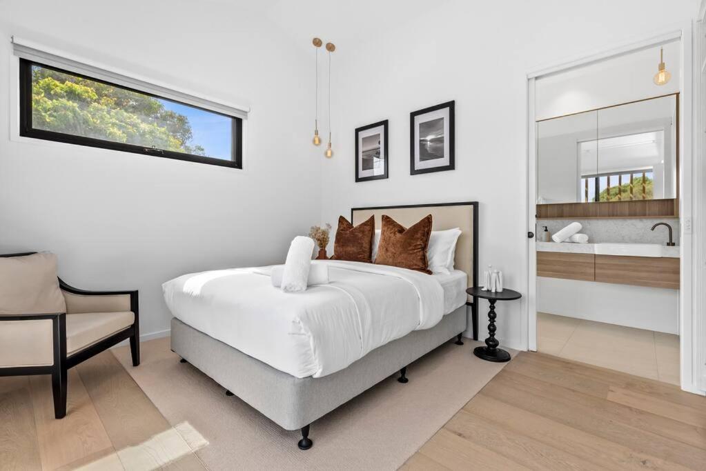 Beach Luxury On The Park - Brand New 2 bedroom 3 Bathroom Carport Shops 100m Beach 500m Aircon Heating Gas fireplace WIFI