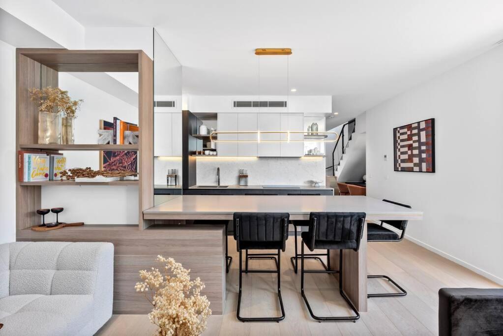 Beach Luxury On The Park - Brand New 2 bedroom 3 Bathroom Carport Shops 100m Beach 500m Aircon Heating Gas fireplace WIFI