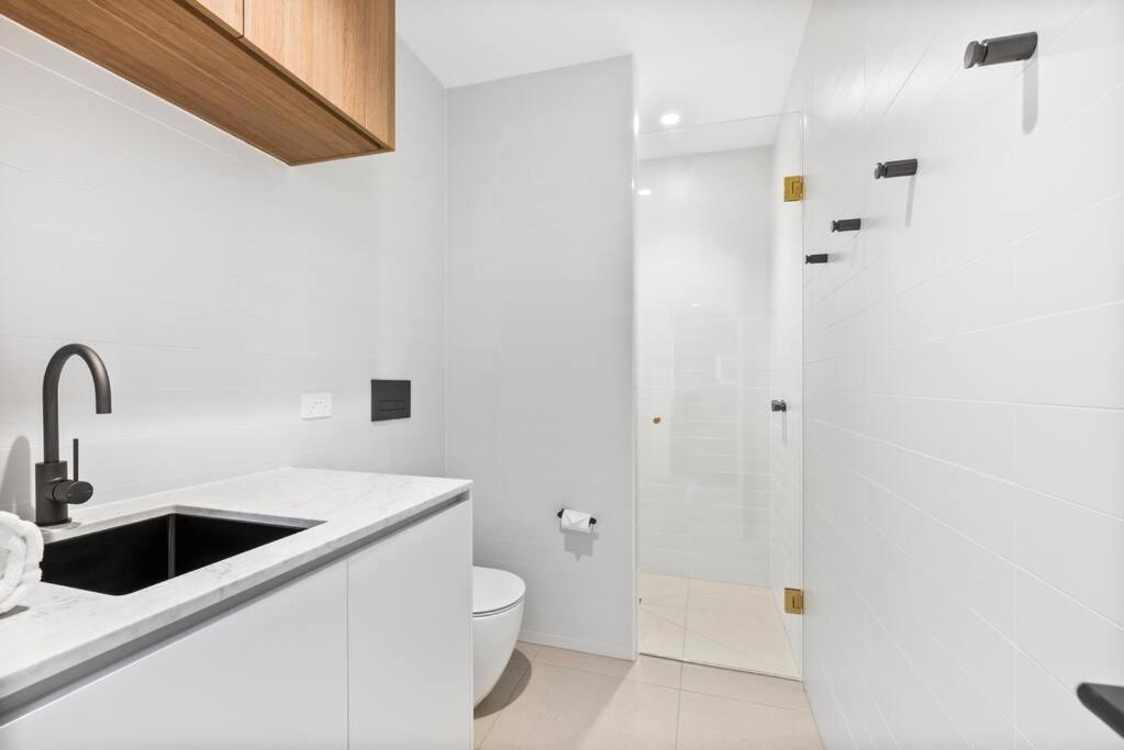 Beach Luxury On The Park - Brand New 2 bedroom 3 Bathroom Carport Shops 100m Beach 500m Aircon Heating Gas fireplace WIFI