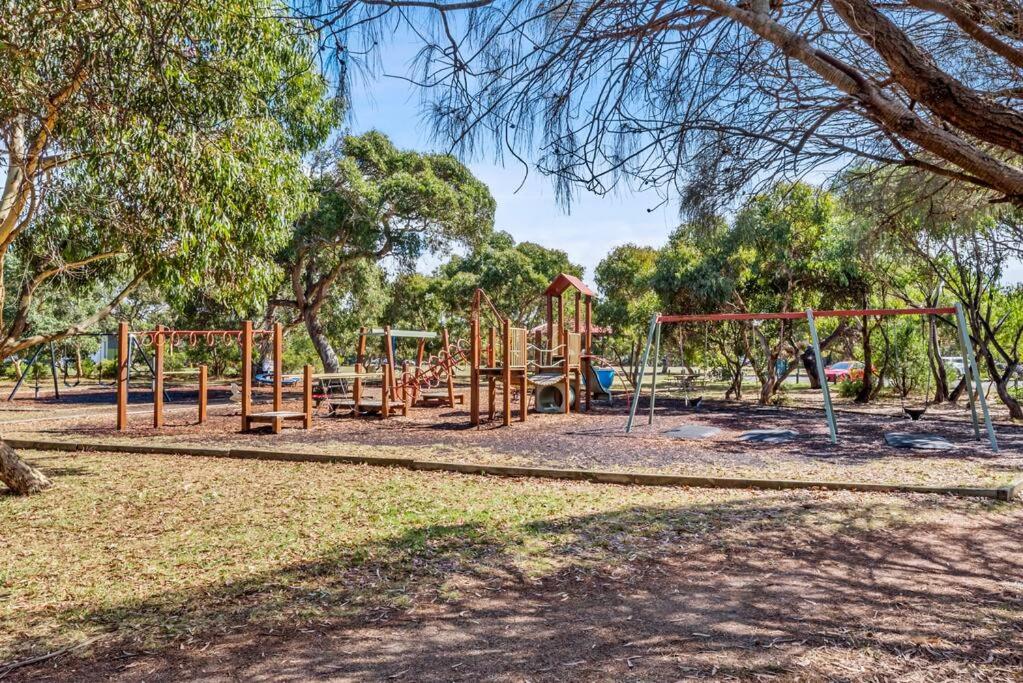 Beach Luxury On The Park - Brand New 2 bedroom 3 Bathroom Carport Shops 100m Beach 500m Aircon Heating Gas fireplace WIFI