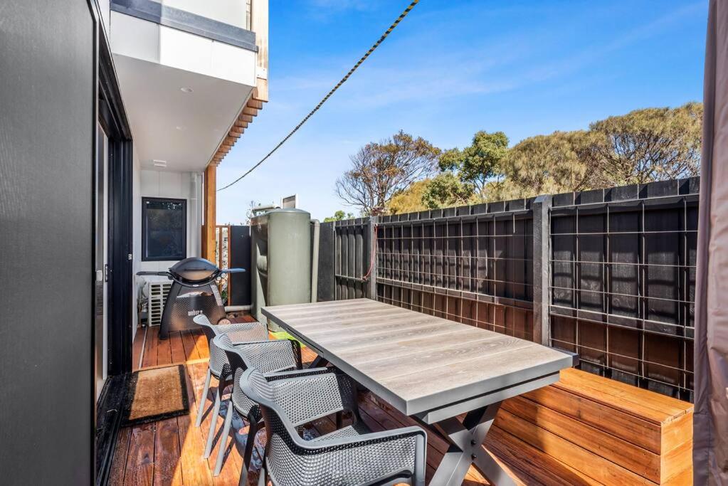 Beach Luxury On The Park - Brand New 2 bedroom 3 Bathroom Carport Shops 100m Beach 500m Aircon Heating Gas fireplace WIFI