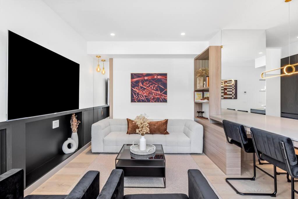 Beach Luxury On The Park - Brand New 2 bedroom 3 Bathroom Carport Shops 100m Beach 500m Aircon Heating Gas fireplace WIFI