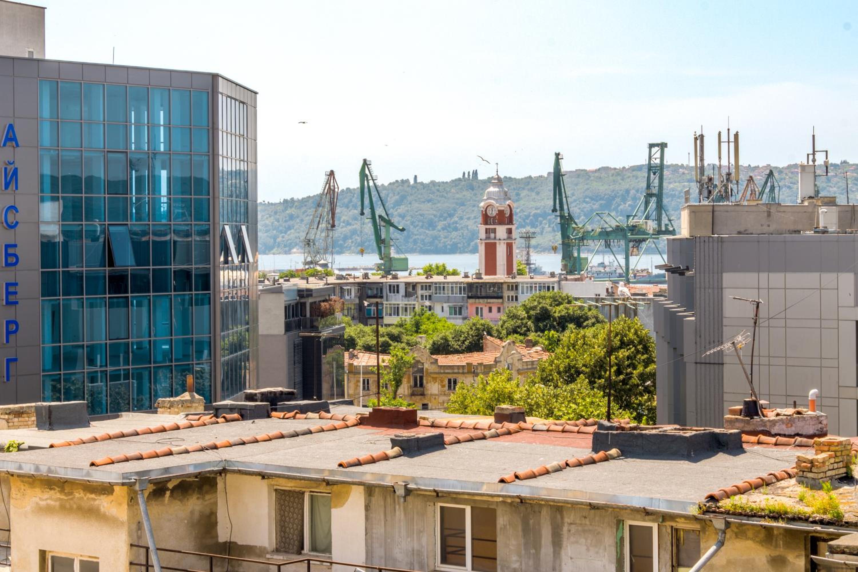 Central train station Flat with port view