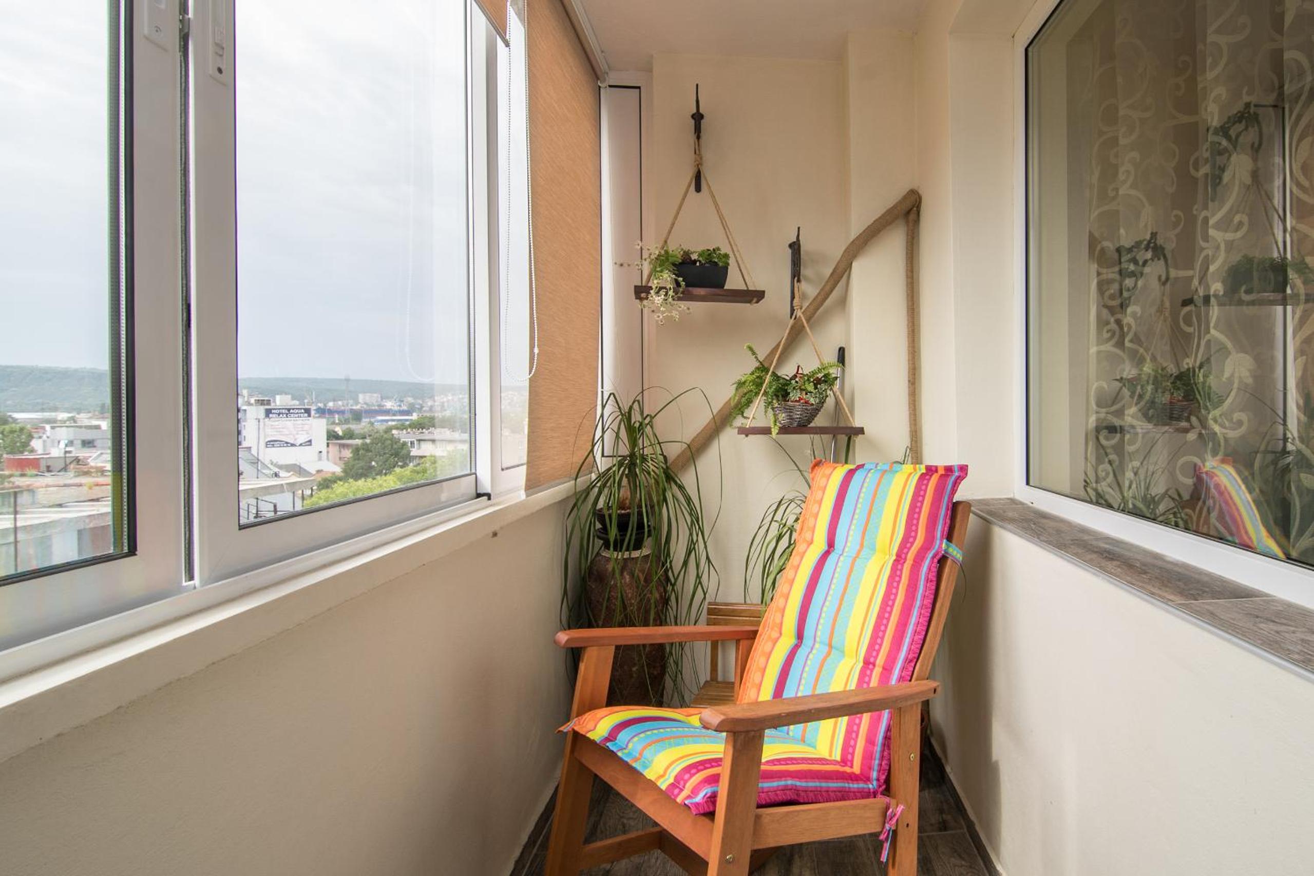 Central train station Flat with port view