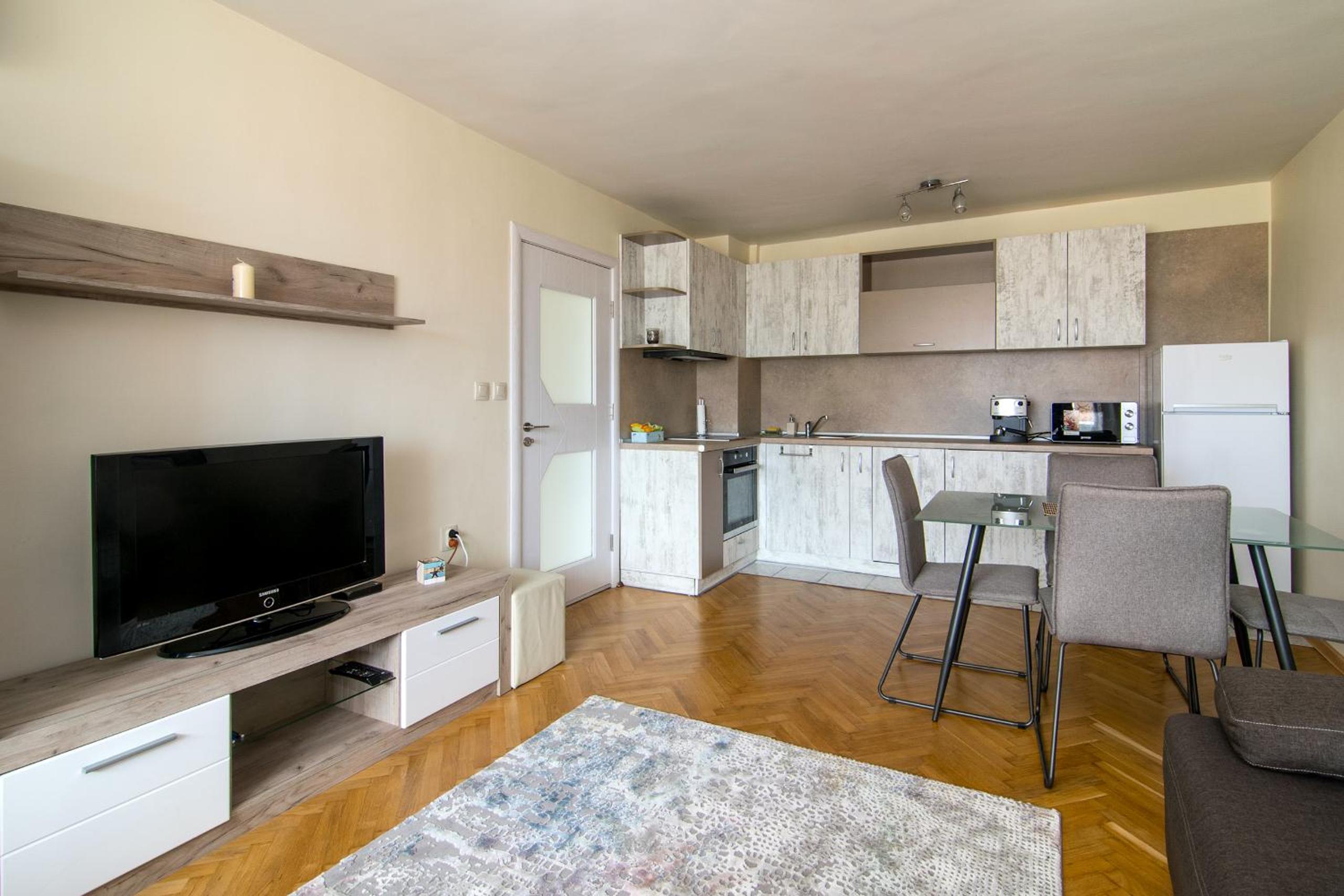 Central train station Flat with port view