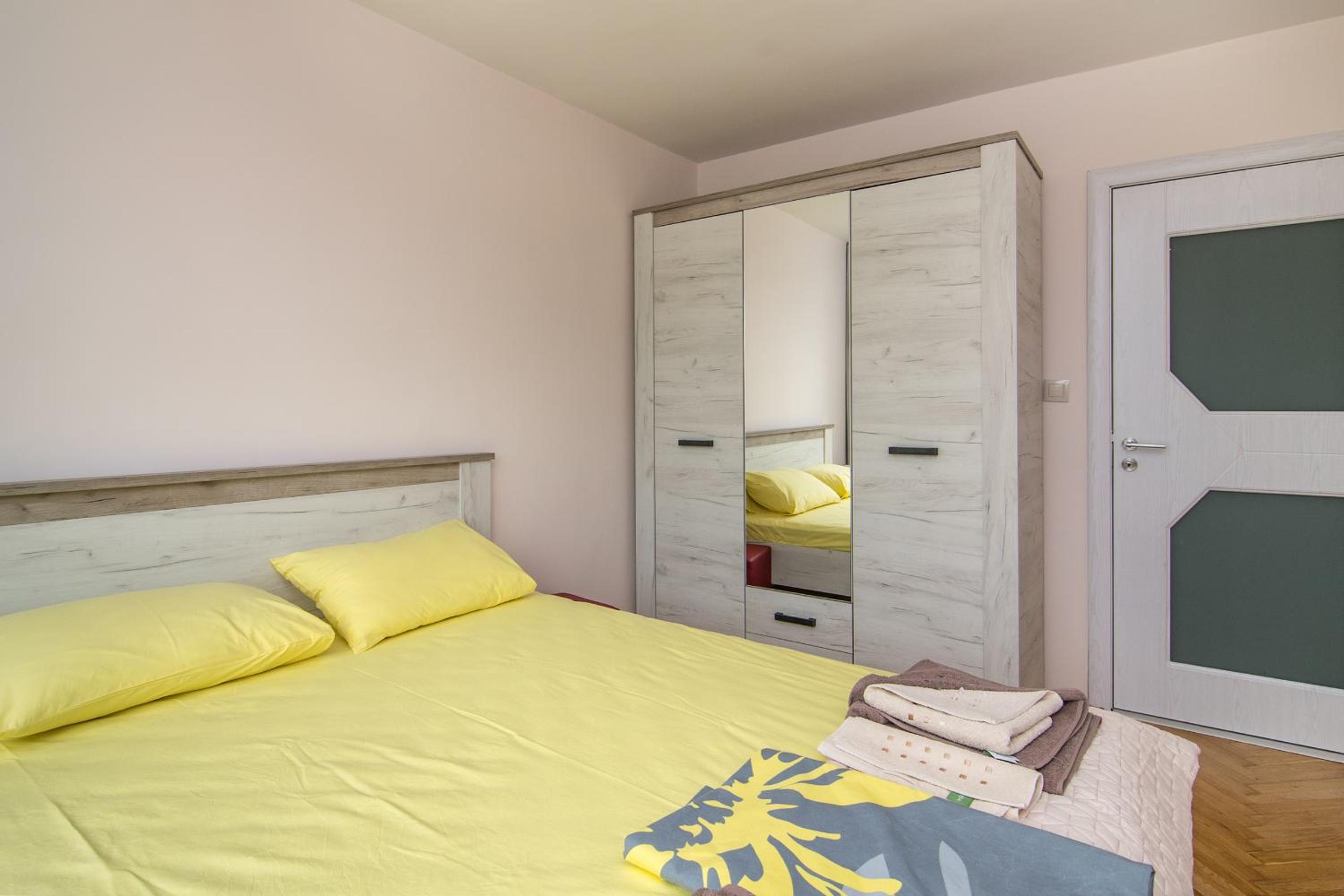 Central train station Flat with port view