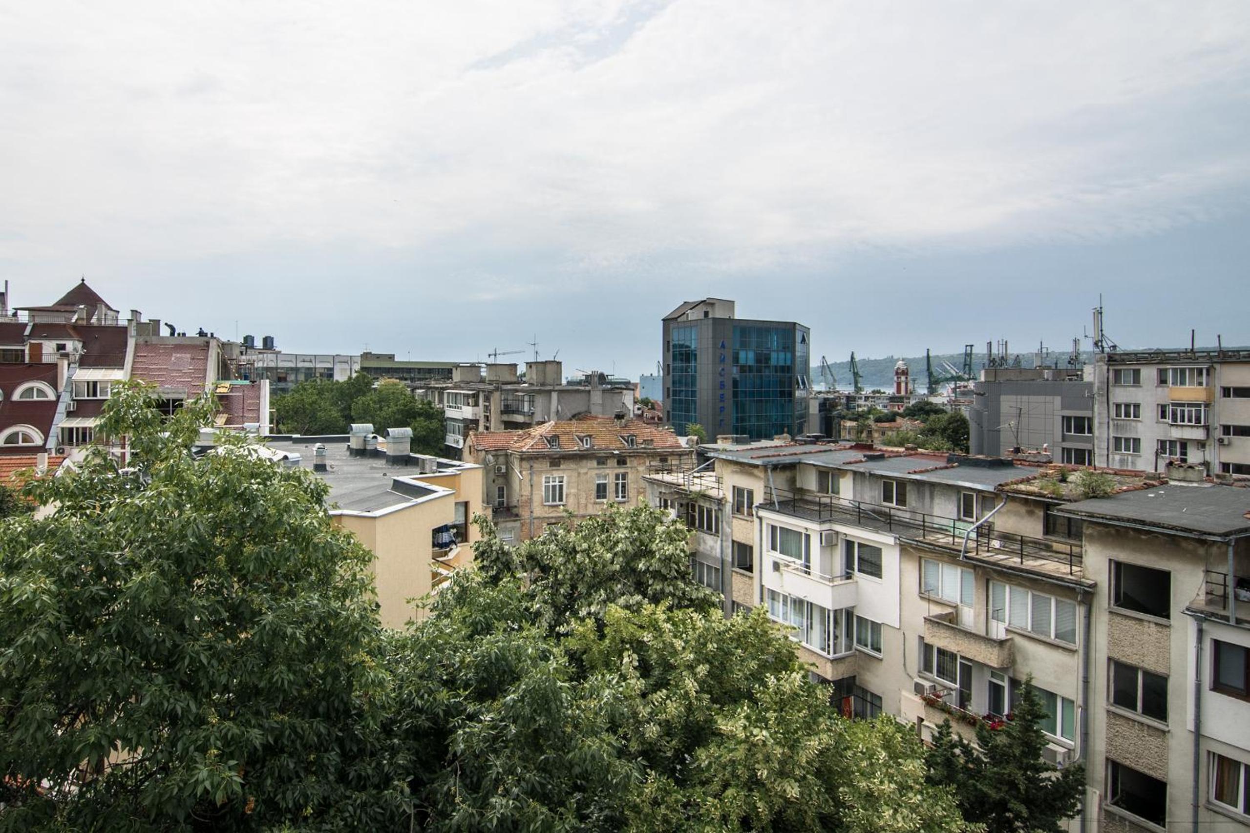 Central train station Flat with port view