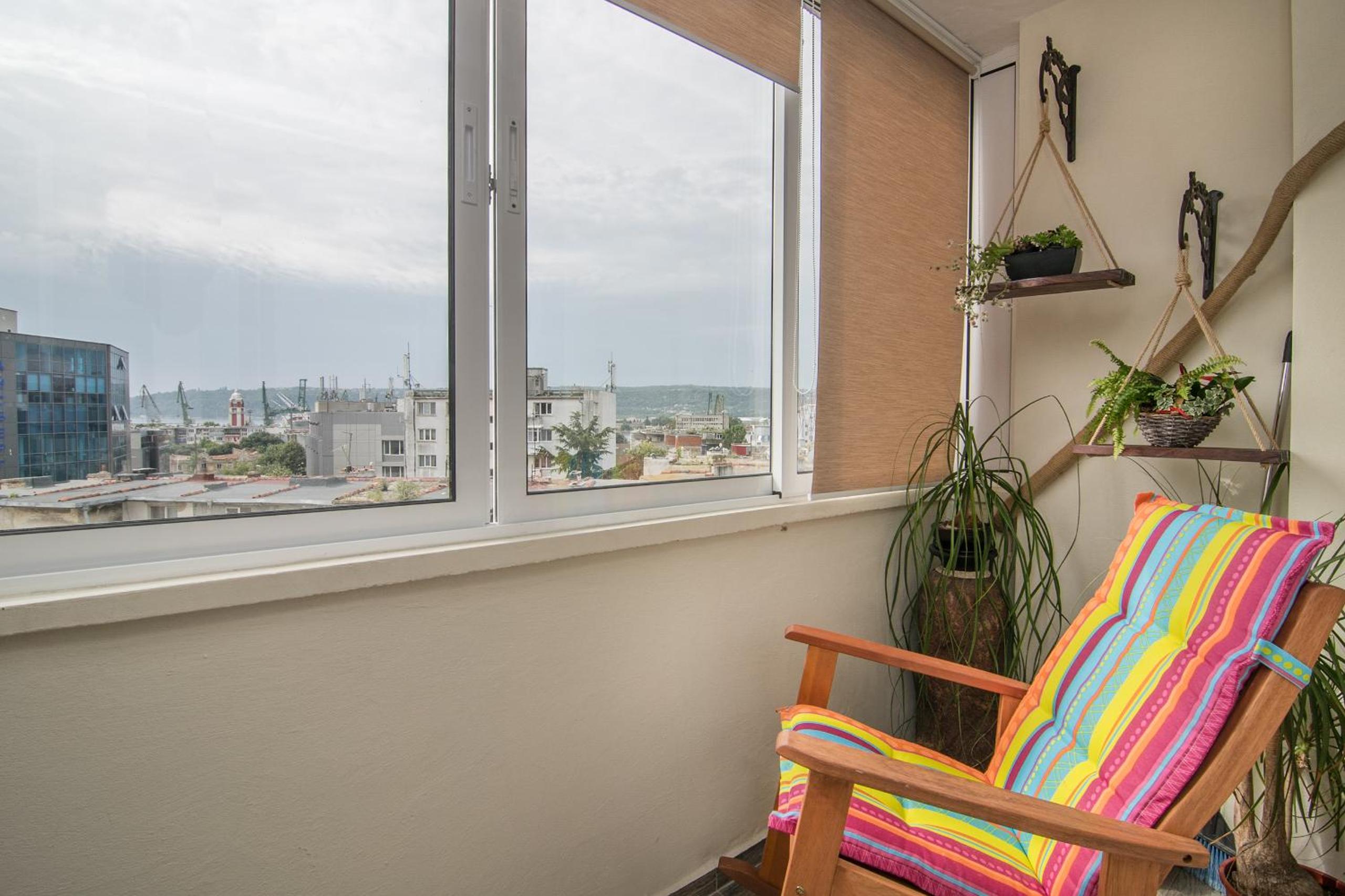 Central train station Flat with port view