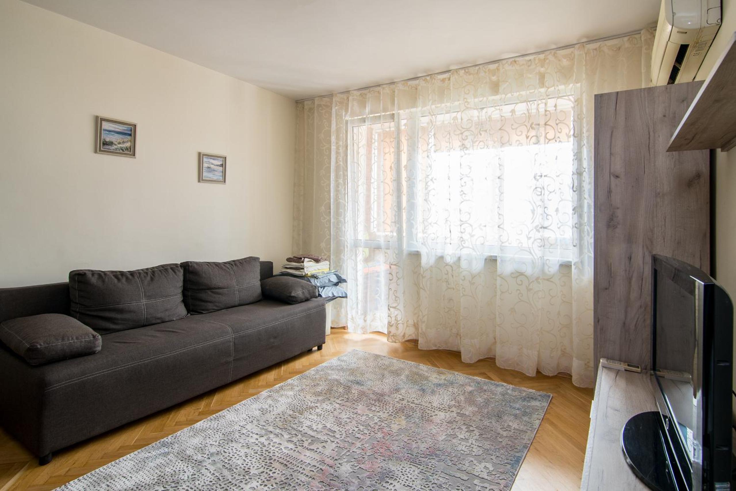 Central train station Flat with port view