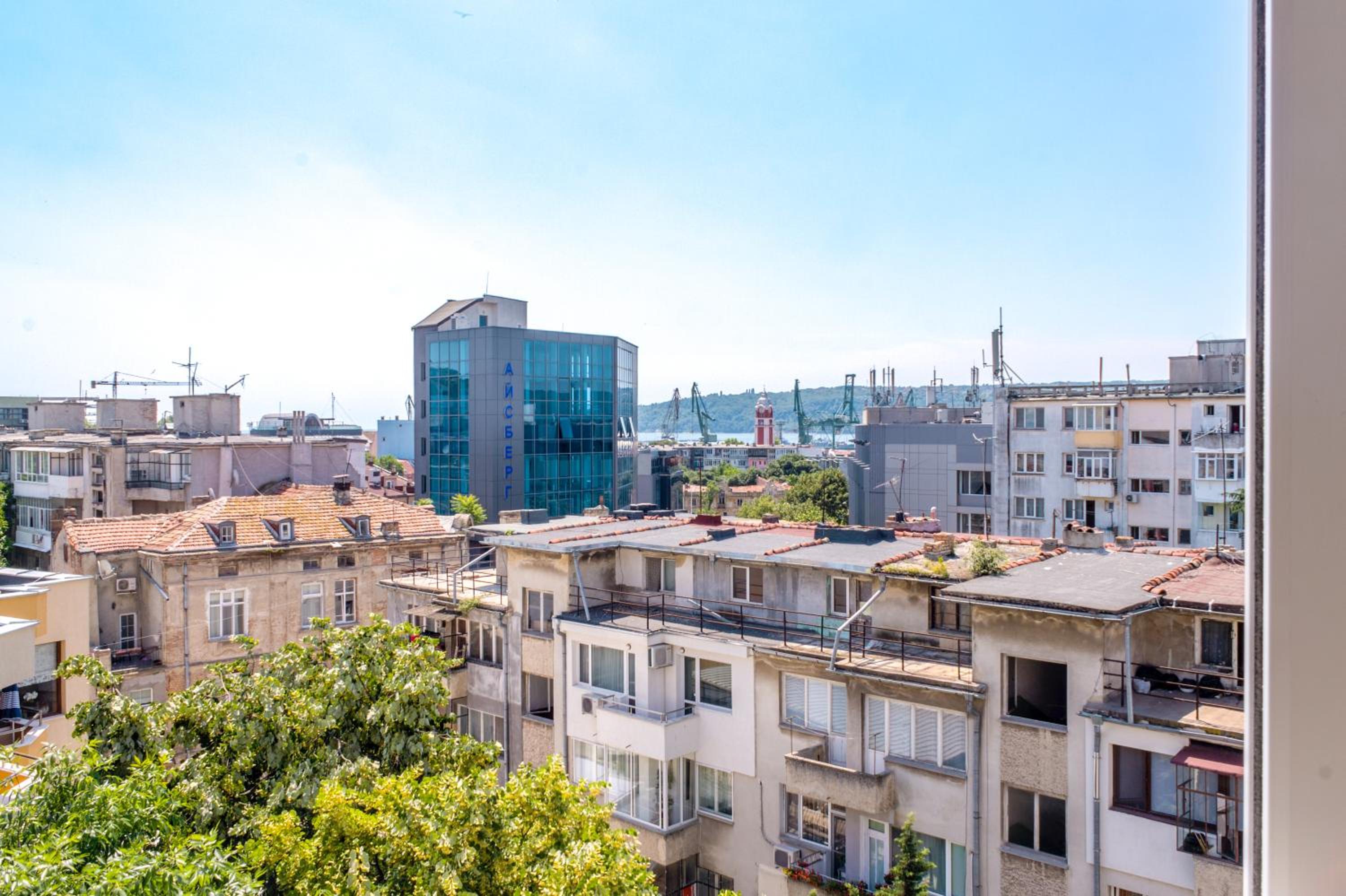 Central train station Flat with port view