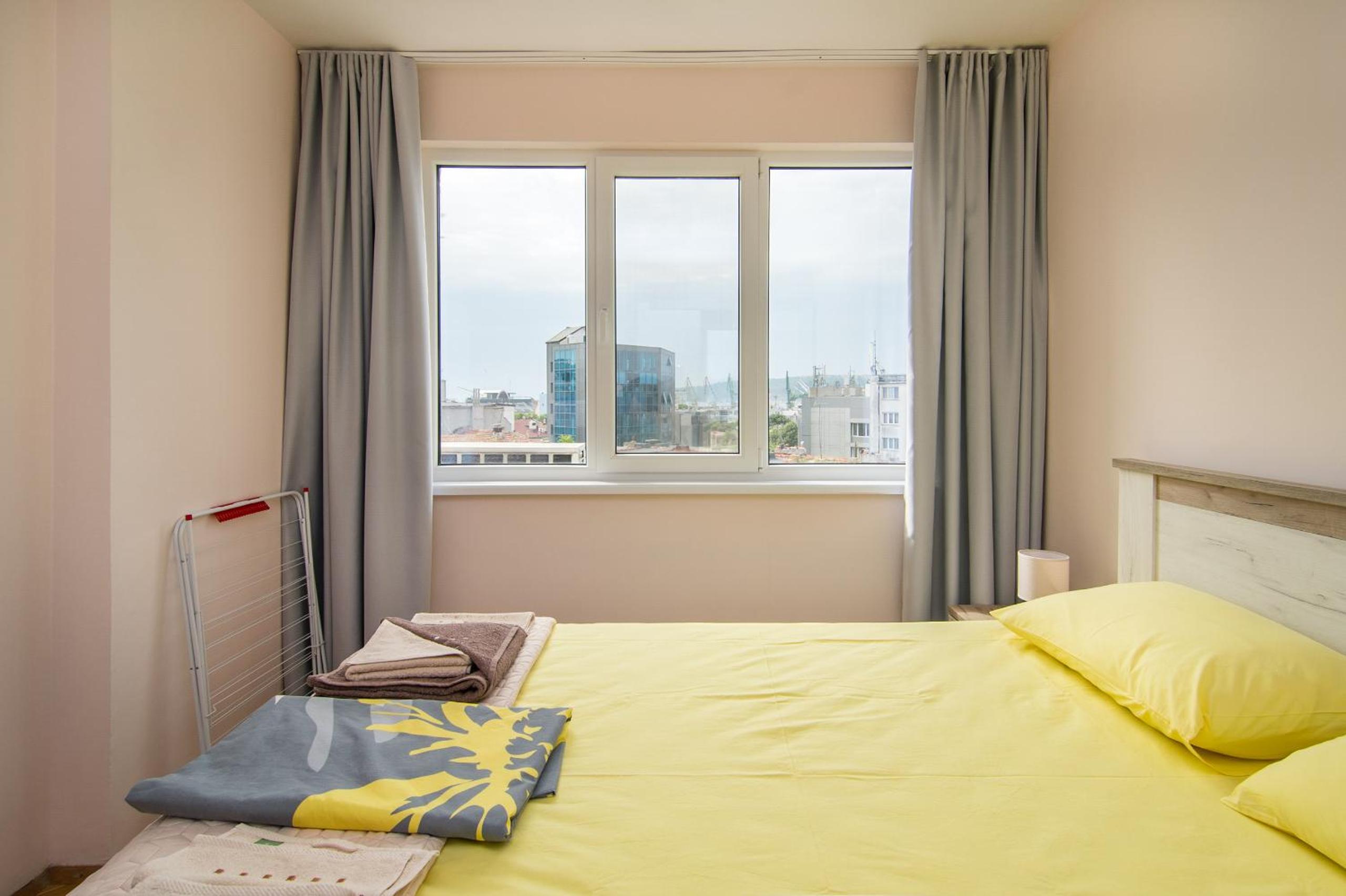 Central train station Flat with port view