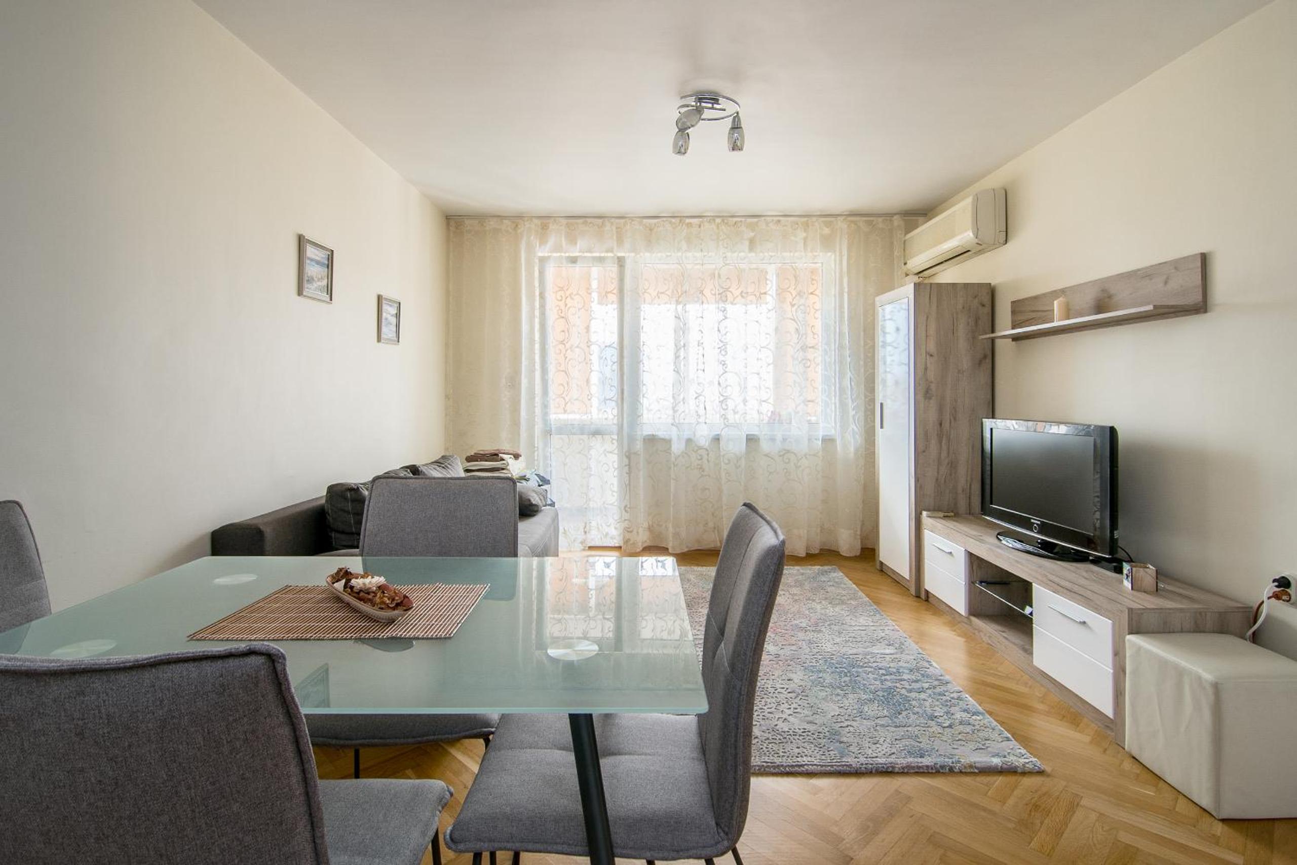 Central train station Flat with port view
