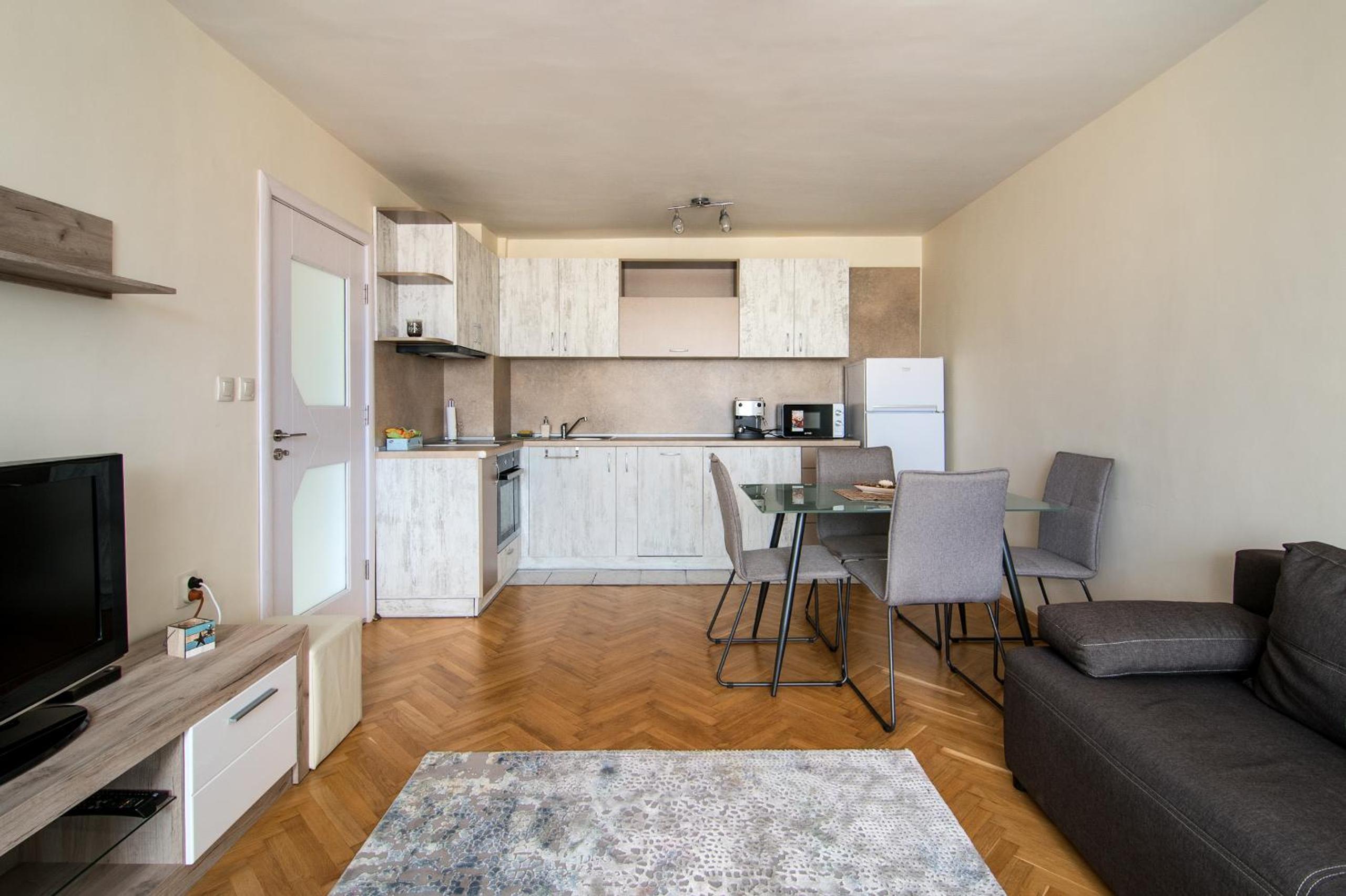 Central train station Flat with port view