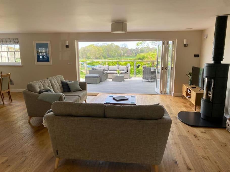 Luxury retreat with hot tub & wood burner - Mylor
