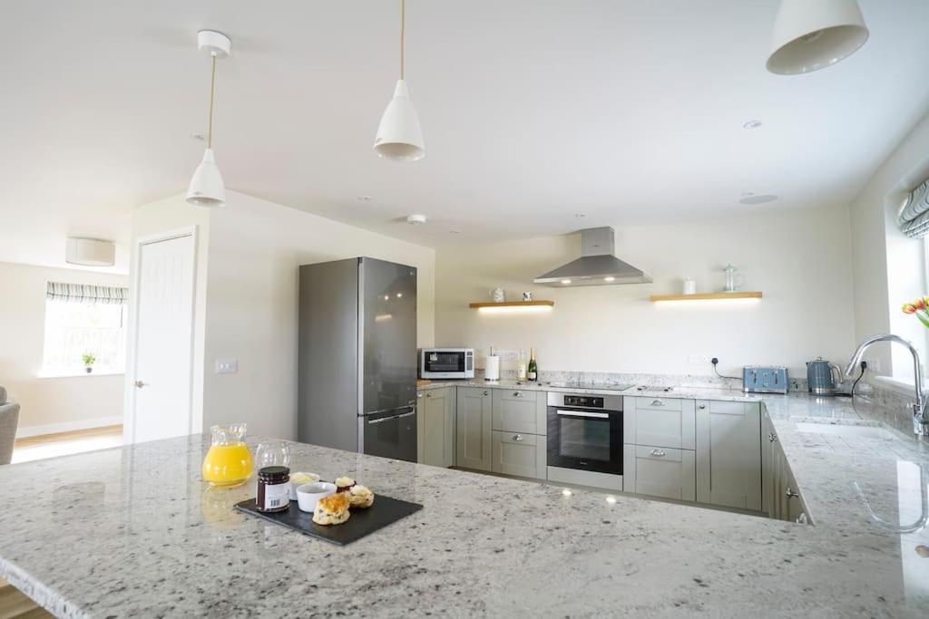 Luxury retreat with hot tub & wood burner - Mylor