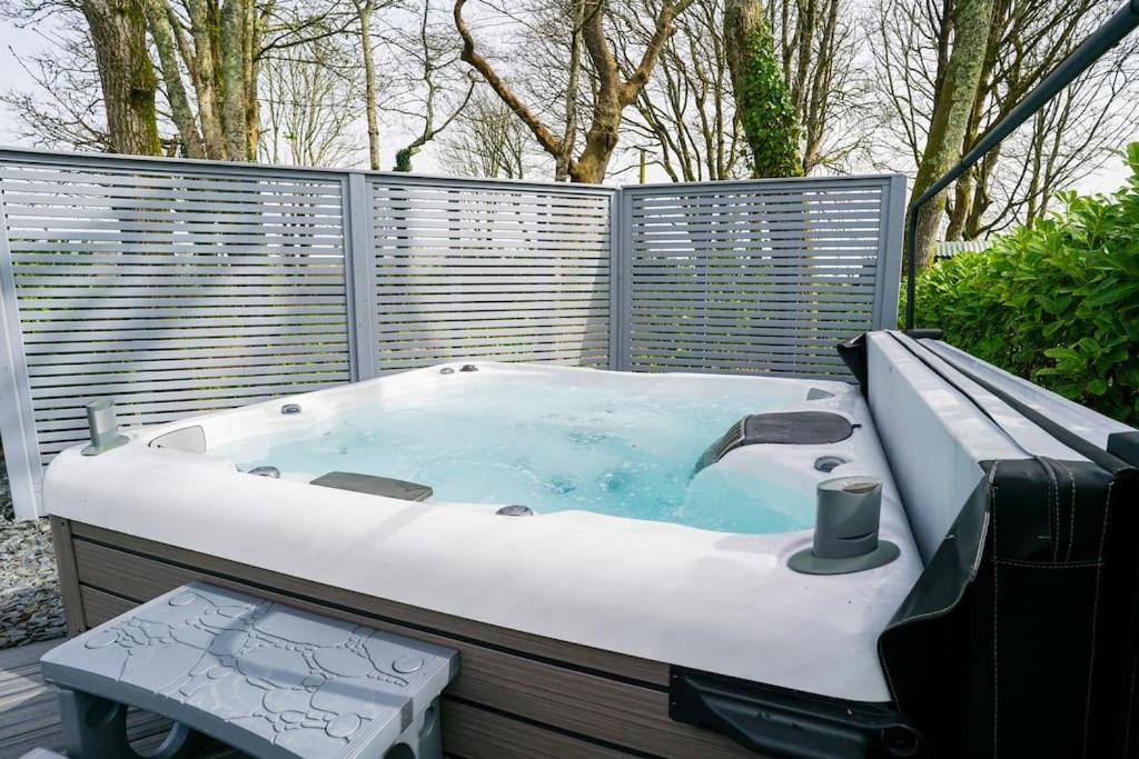 Luxury retreat with hot tub & wood burner - Mylor