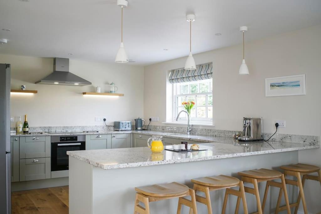 Luxury retreat with hot tub & wood burner - Mylor