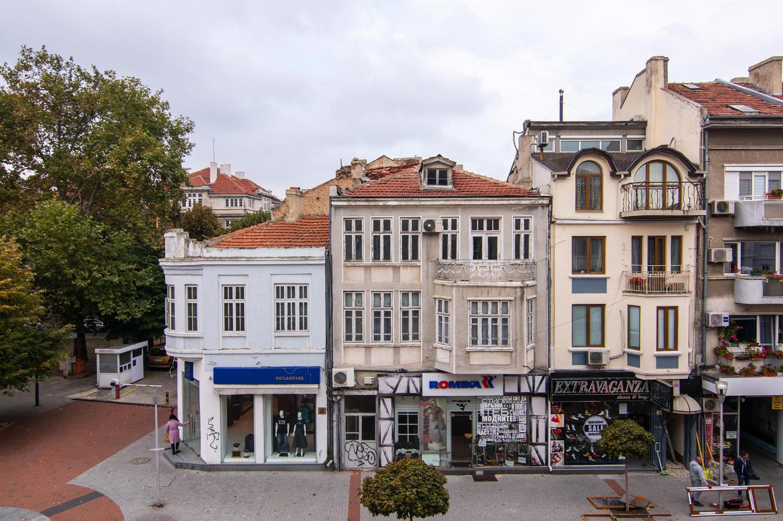 Top location in center and paid parking