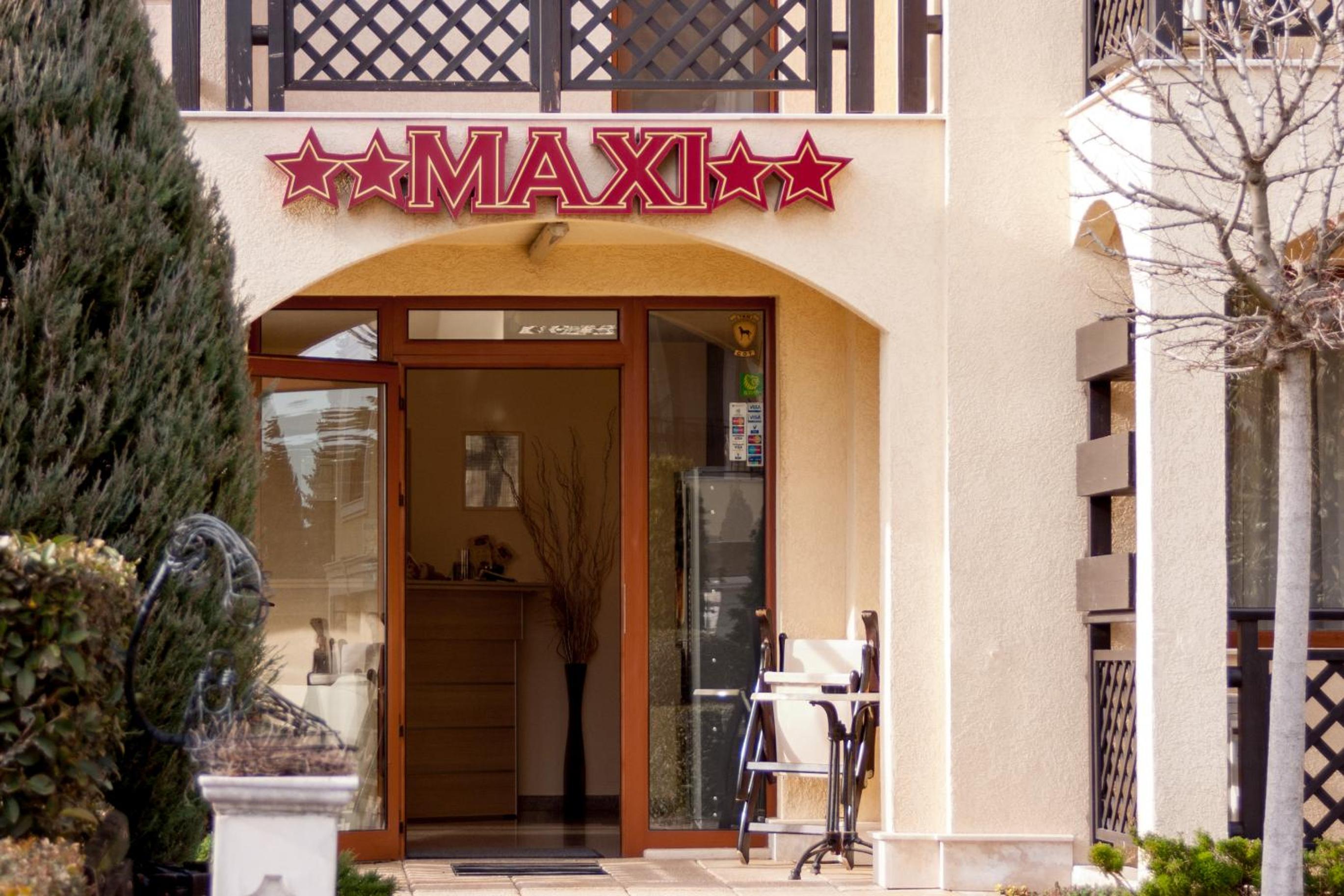 Studio on Maxi complex with parking