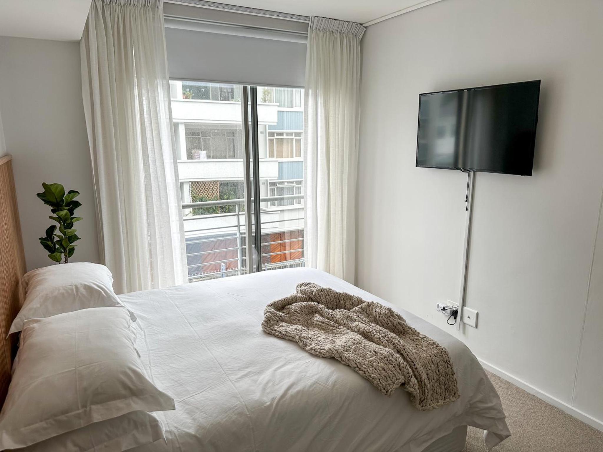 Luxury 1BR Green Point - Walk to Sea Point Promenade! Rooftop Pool, Secure Parking view 3