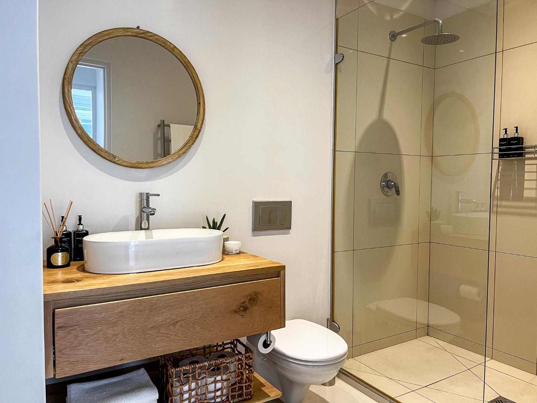Luxury 1BR Green Point - Walk to Sea Point Promenade! Rooftop Pool, Secure Parking view 5