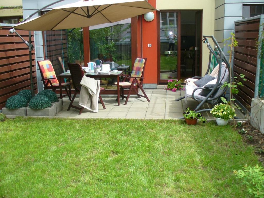 Garden apartment with garage in central Prague